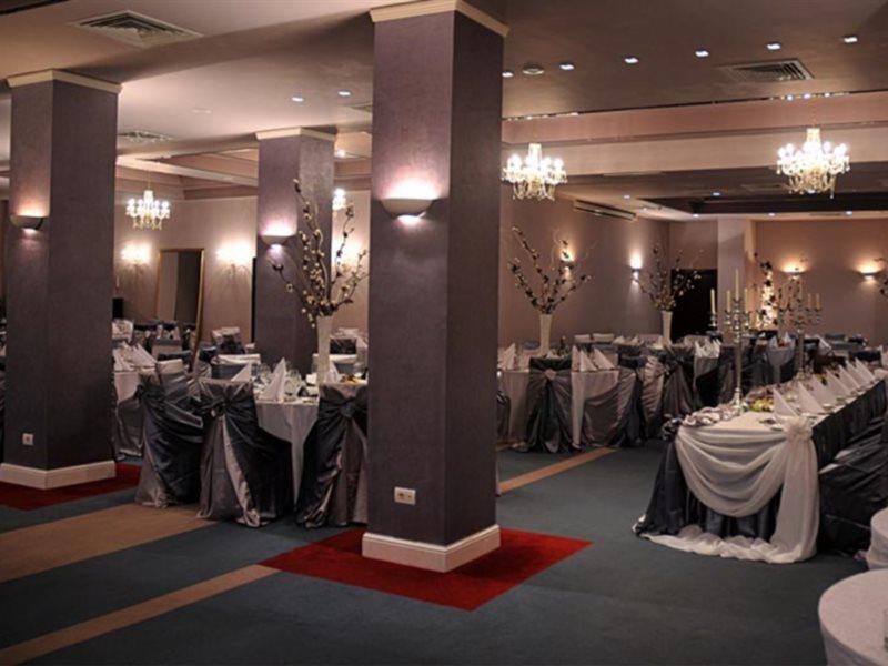 באקאו Hotel Dumbrava מראה חיצוני תמונה